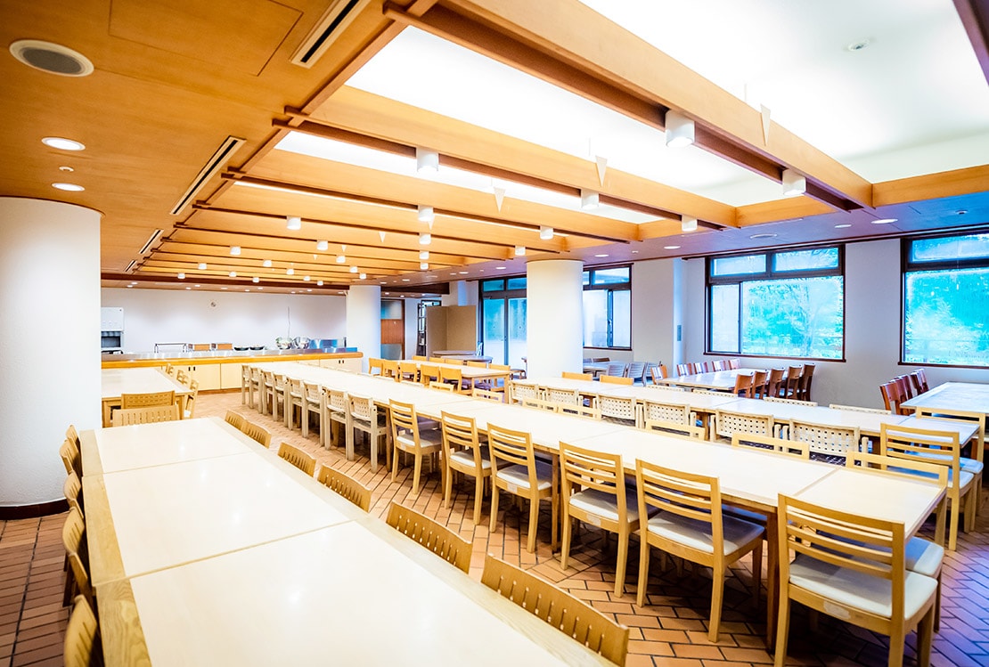 ビュッフェスタイルの食堂